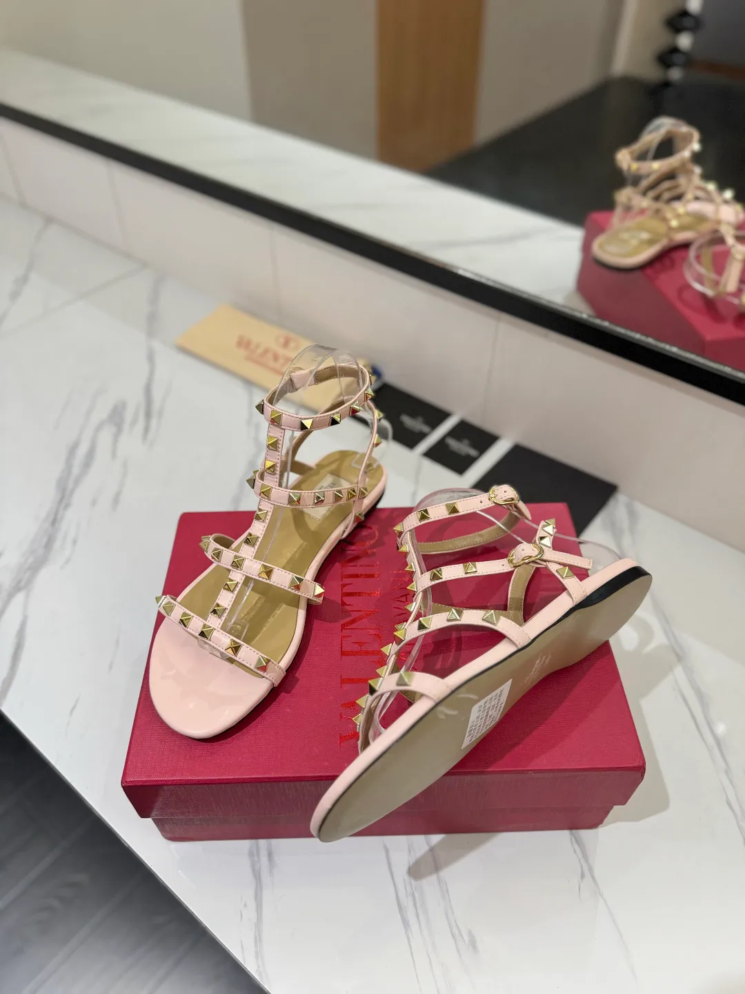 👟👟Ex-factory price 520👟👟 Valentino/Valentino rivet VT classic ankle-wrap rivet sandals, timeless 🆕 deeply rooted in people's hearts❤️A must-have item that never goes out of style🫰top replica! The side curves are perfect, the original molded custom-made rust-free rivets, and the textured hardware bring out a full sense of high-end, giving you a genuine foot feel! The first choice for high-end customers❤️ [Material] Upper: Original imported customized cowhide Inner lining: Original imported goatskin Outsole: Imported pearlescent leather outsole Code number: 35-39 [34, 40, 41, 42 are custom-made and cannot be returned or exchanged]